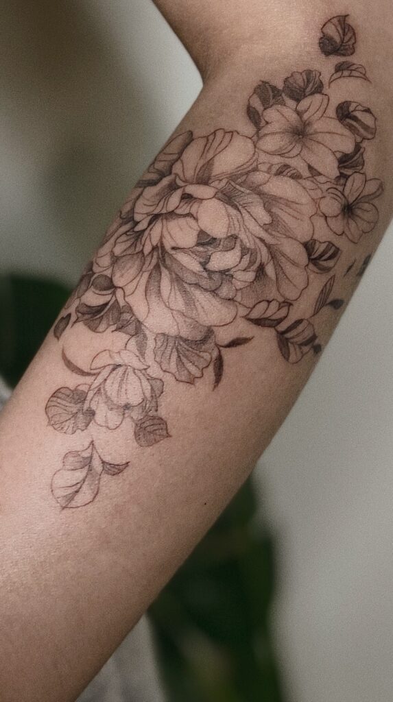 Tattoo-Helsinki-Floral-blackwork-realistic.jpg