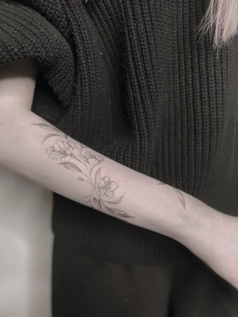 Tattoo-Helsinki-Floral-grap-realistic-scaled.jpg