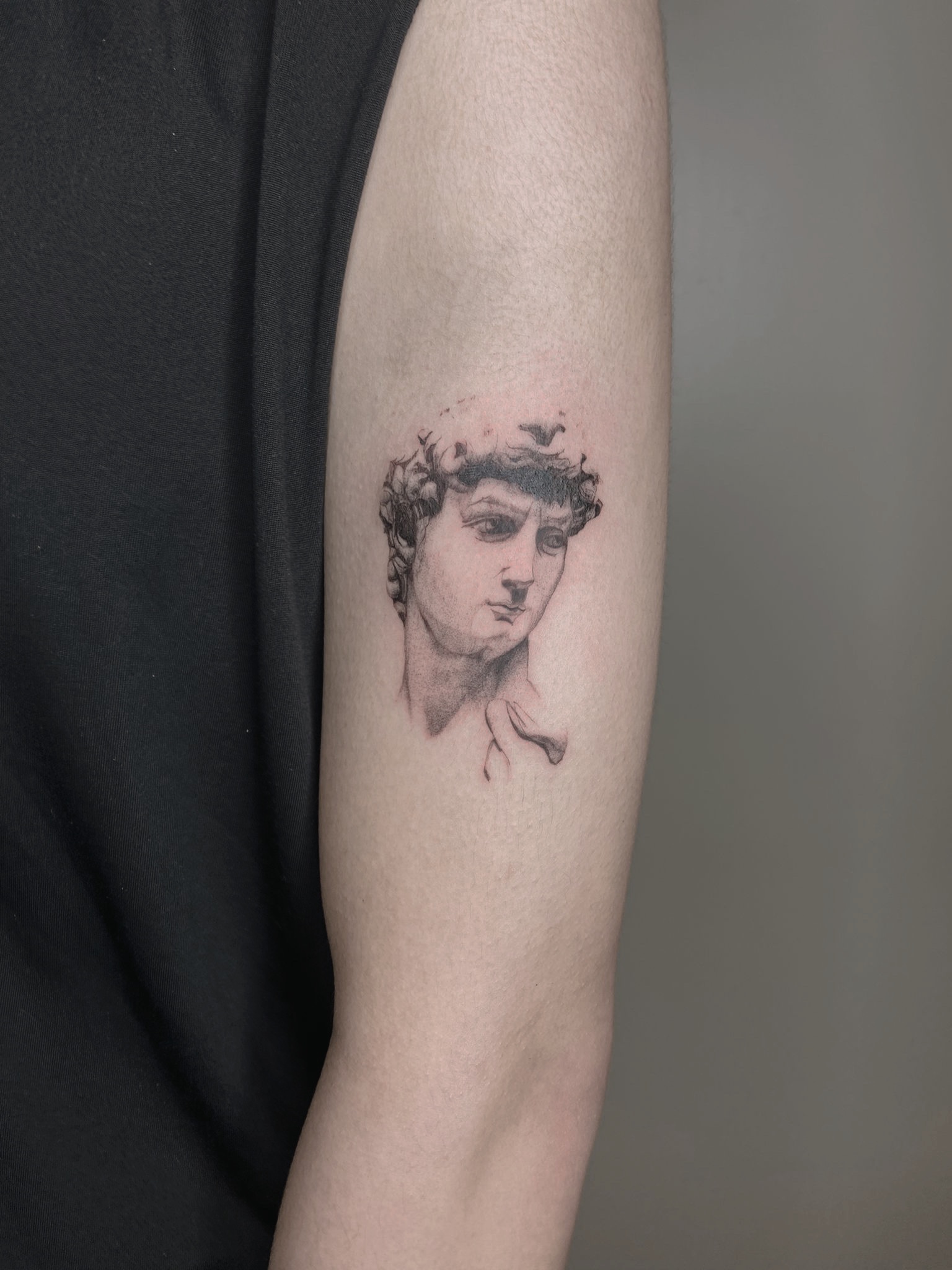Tattoo-Helsinki-Realistic-Minirealism-statue.jpg