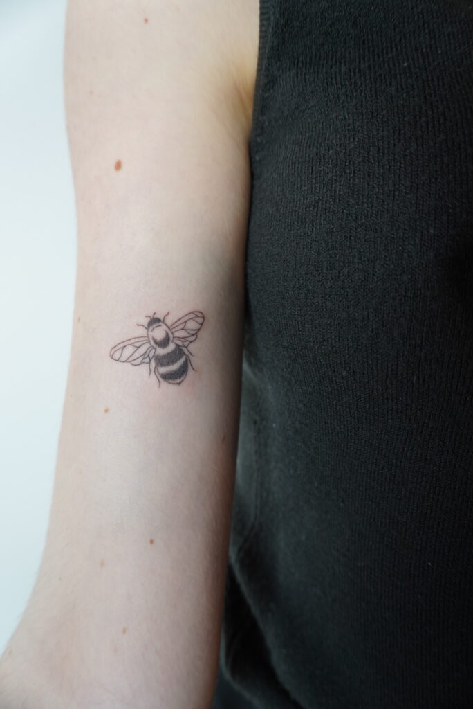 Tattoo-Helsinki-blackwork-bee-realistic-rotated.jpg File type: image/jpeg