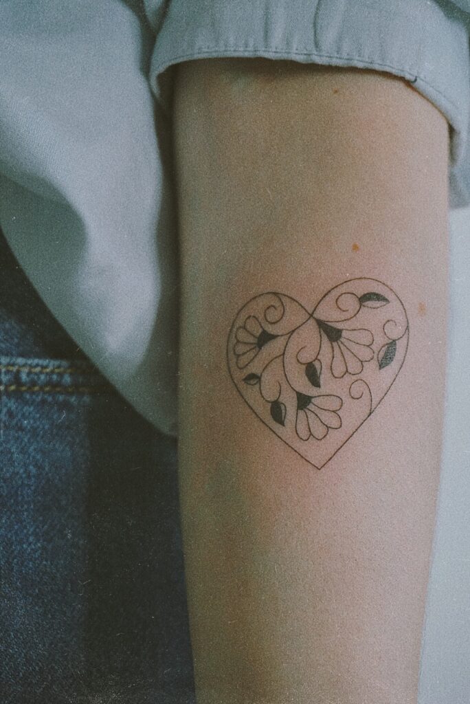 Tattoo-Helsinki-blackwork-floral-heart-realistic.jpg File type: image/jpeg