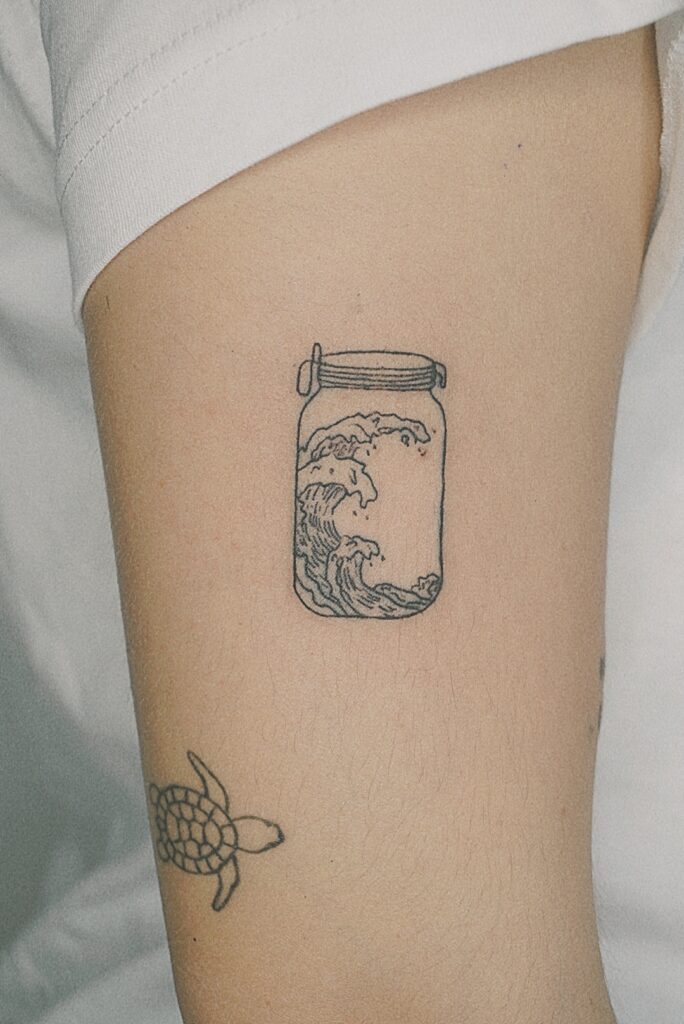 Tattoo-Helsinki-blackwork-ocean-jar-realistic.jpg