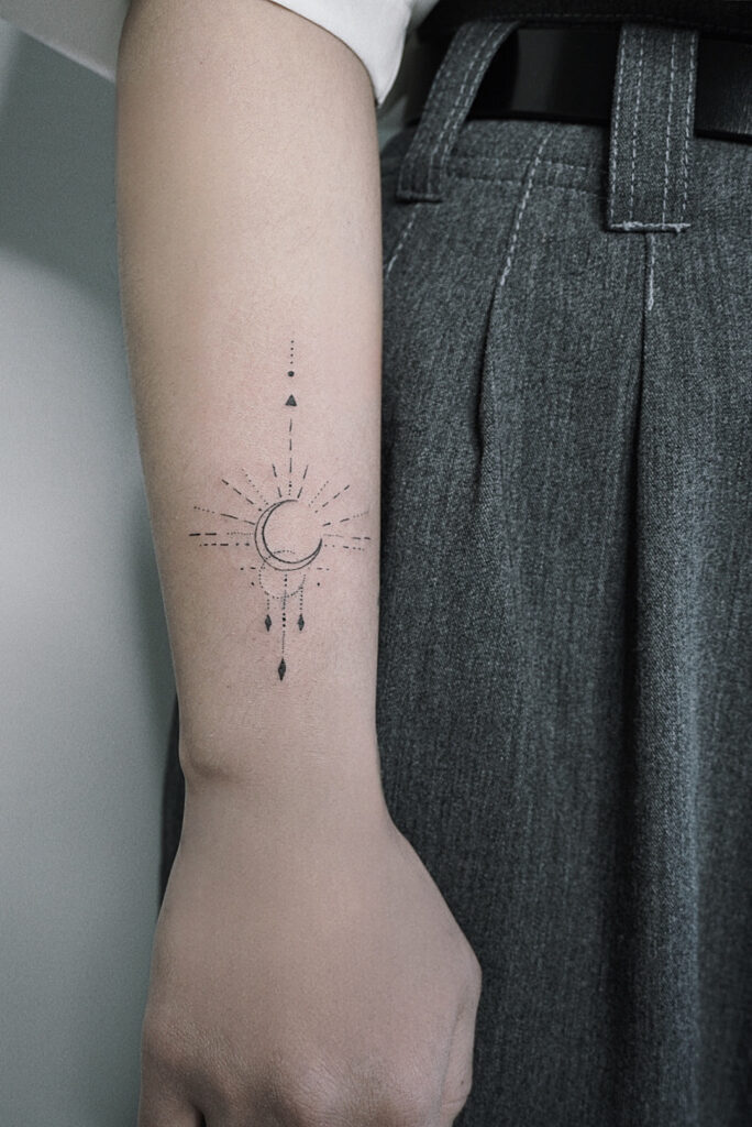 Tattoo-Helsinki-linework-moon-sparkle-drop.jpeg File type: image/jpeg