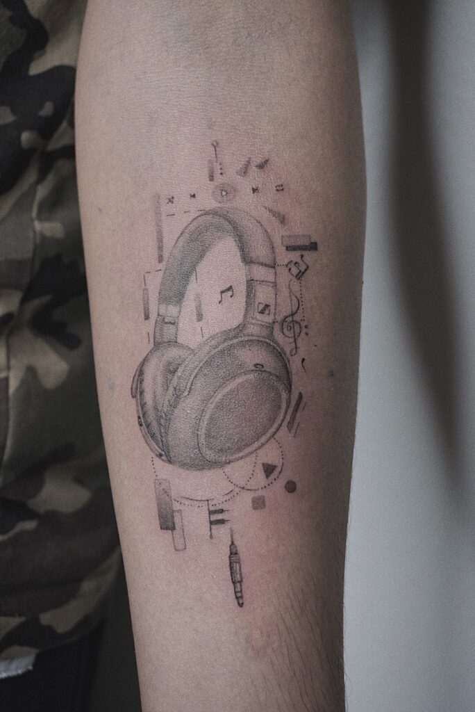 tattoohelsinki-headphone-realism-tattoo-design.jpg