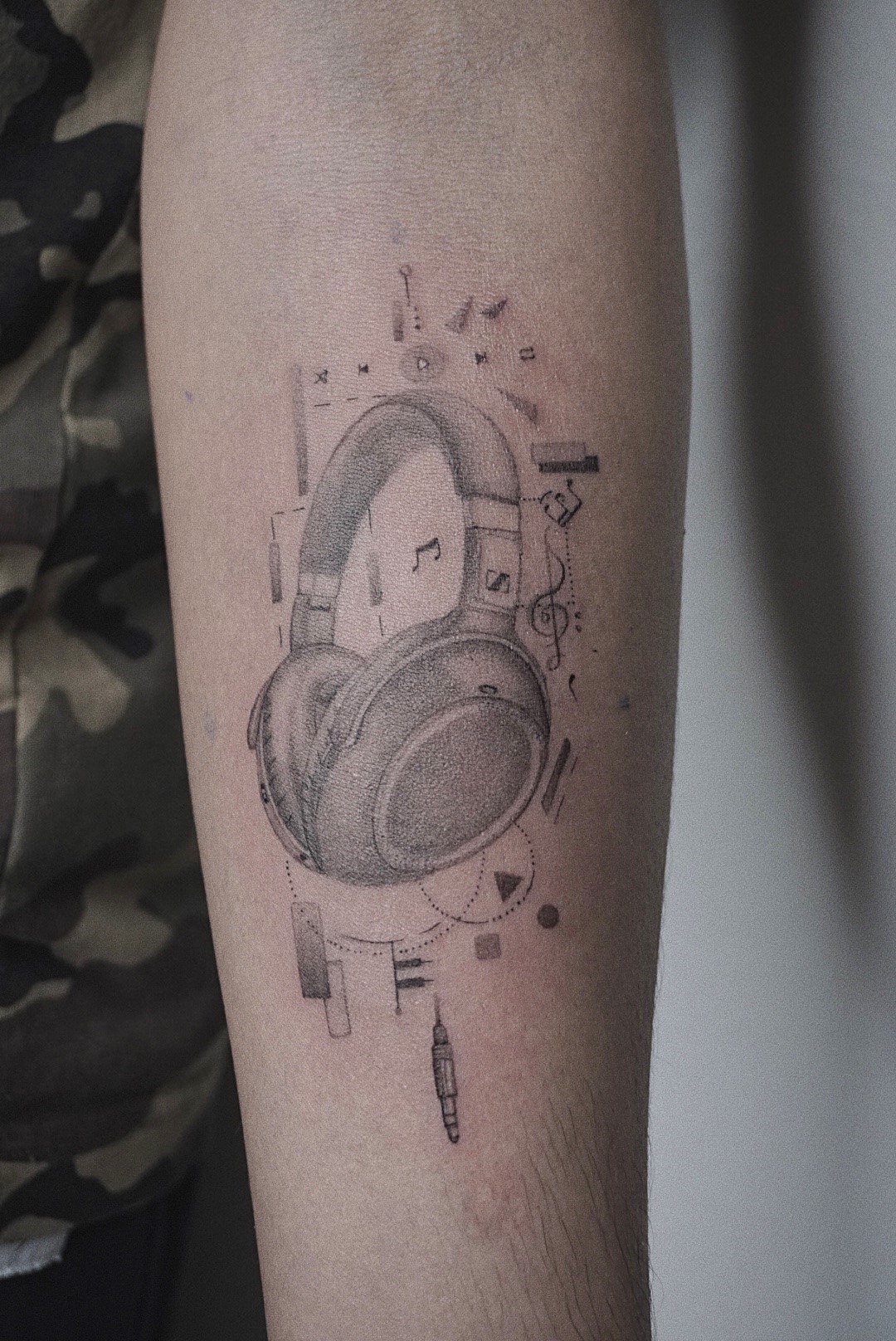 tattoohelsinki-headphone-realism-tattoo-design.jpg