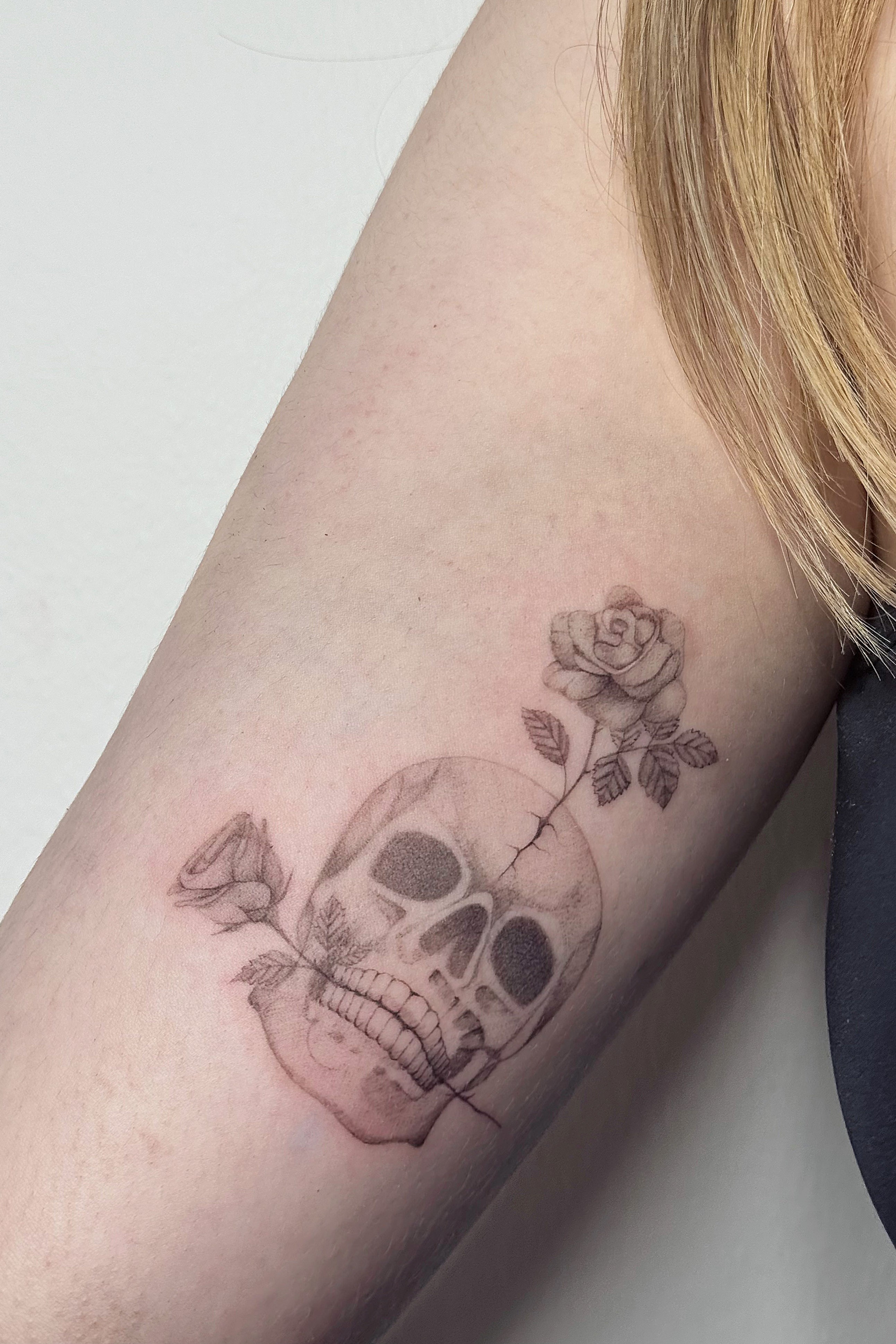 tattoohelsinki-skull-and-rose-tattoo-realism-design-scaled.jpg